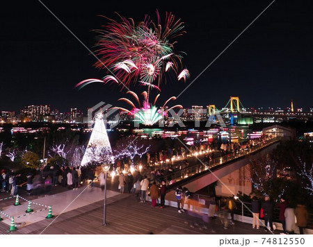 お台場花火大会とレインボーブリッジの写真素材