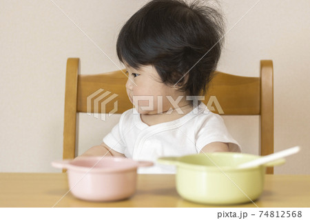 離乳食を食べる赤ちゃん 0歳 生後7カ月 女の子 日本人 の写真素材
