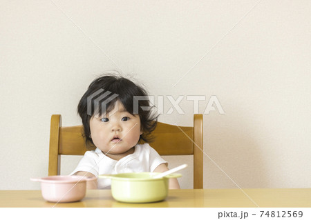 離乳食を食べる赤ちゃん(0歳、生後7カ月、女の子、日本人) 離乳食を食べる赤ちゃん(0歳、生後7カ月、女の子、日本人) 74812569