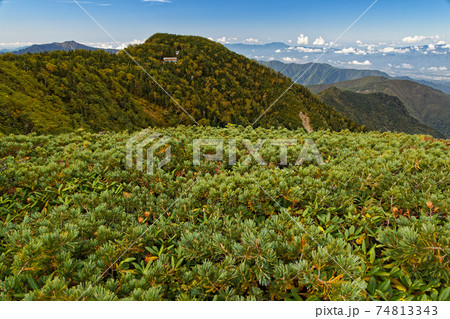 南アルプス・三伏山から見る三伏峠小屋と恵那山 74813343