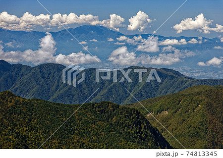 南アルプス・三伏峠稜線から見る雲湧く恵那山 74813345