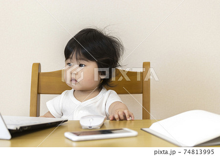 在宅勤務する赤ちゃんのイメージ 0歳 生後7カ月 女の子 日本人 の写真素材