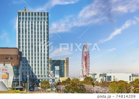 [東京・お台場] お台場のダイバーシティ東京プラザの前に立つ実物大ユニコーンガンダム 74814209