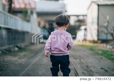 落ち込む男の子　後ろ姿 74814472