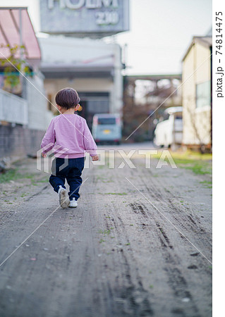 落ち込む男の子　後ろ姿 74814475