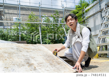 建築現場で働く大工の若い男性 建築現場で働く大工の若い男性 74814531