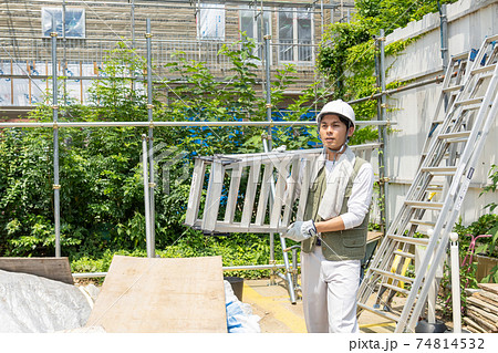 工事現場で働く若い男性作業員 工事現場で働く若い男性作業員 74814532