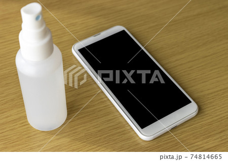 スマートフォンをアルコール消毒するイメージ スマートフォンをアルコール消毒するイメージ 74814665