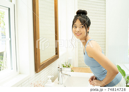 洗面所で肌の手入れをする女性 洗面所で肌の手入れをする女性 74814728