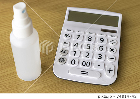 電卓をアルコール消毒するイメージ 74814745