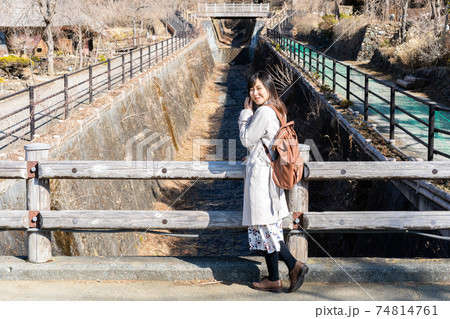 茅葺民家を観光する女性 ≪撮影協力:西湖いやしの里根場様≫ 茅葺民家を観光する女性 ≪撮影協力:西湖いやしの里根場様≫ 74814761