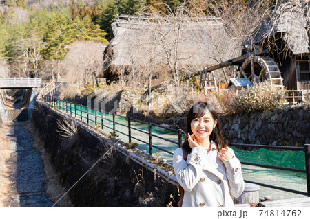 茅葺民家を観光する女性  ≪撮影協力：西湖いやしの里根場様≫ 74814762