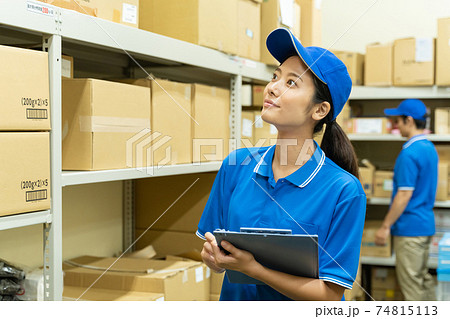 倉庫で働く若い女性  74815113