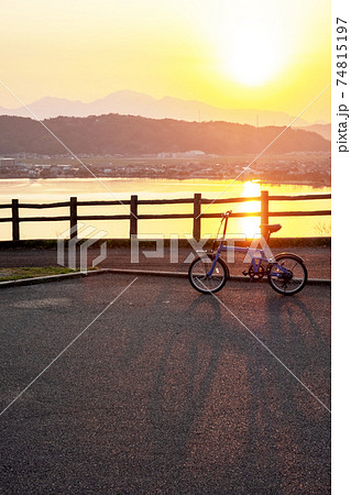 湖畔の夕暮れ　サイクリングのイメージ（東郷池出雲山展望台） 74815197