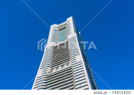 日本の横浜都市景観 まるで“初夏”の陽気。青空に映える横浜ランドマークタワー 日本の横浜都市景観 まるで“初夏”の陽気。青空に映える横浜ランドマークタワー 74815820