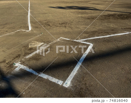 夕方の誰もいないグラウンド 74816040