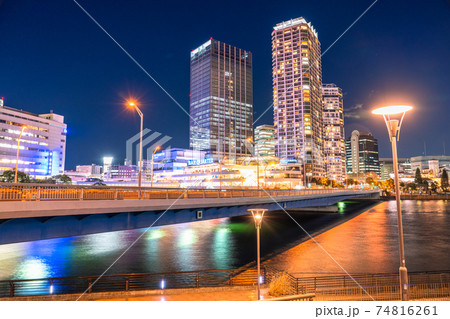 《神奈川県》横浜・タワーマンションの夜景 《神奈川県》横浜・タワーマンションの夜景 74816261