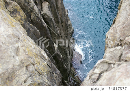 東尋坊の崖を覗き込んで　福井 74817377