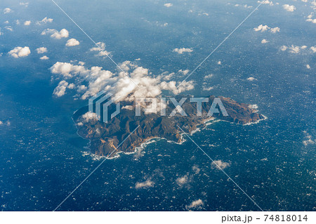 神津島の高空写真 伊豆諸島 東京都 航空写真 空撮写真の写真素材