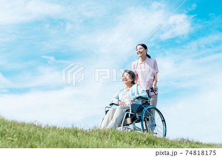 介護　デイケア　屋外 74818175