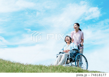 介護　デイケア　屋外 74818177