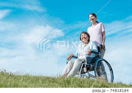 介護　デイケア　屋外 74818184