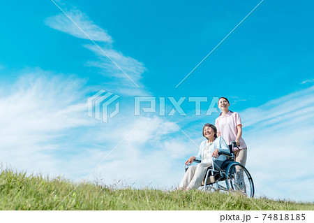 介護　デイケア　屋外 74818185