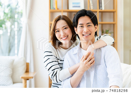 リビングでくつろぐ若い夫婦 74818298