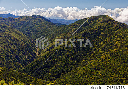 初秋の南アルプス・塩見岳稜線から見る本谷山と三伏峠 初秋の南アルプス・塩見岳稜線から見る本谷山と三伏峠 74818558
