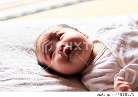 日本人の女の子の赤ちゃん 畳の上のふとんの上の写真素材