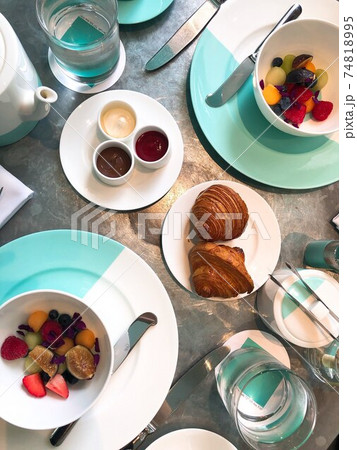 ニューヨークのティファニーカフェでの朝食を上から撮影 74818995