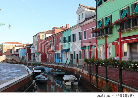 イタリア ブラーノ島のカラフルな街並みの写真素材