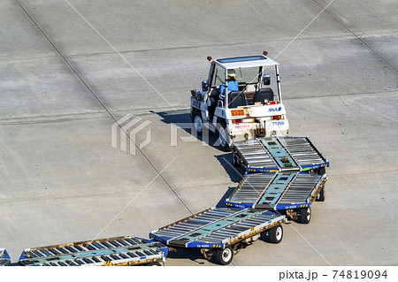 空港の風景　トーイングトラクターとドーリー　東京都大田区 74819094