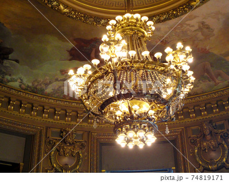 フランスパリのオペラ座 ガルニエ宮 内部 シャンデリアの写真素材 [74819171] - PIXTA