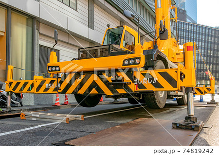 工事現場でアウトリガー使用中のクレーン車の写真素材 [74819242] - PIXTA