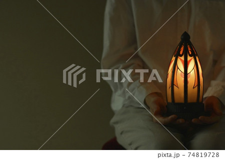 “アール・デコ” ランプ. 若い女性が灯す. フランス アンティーク（薄明かりの部屋・ソフト焦点） 74819728