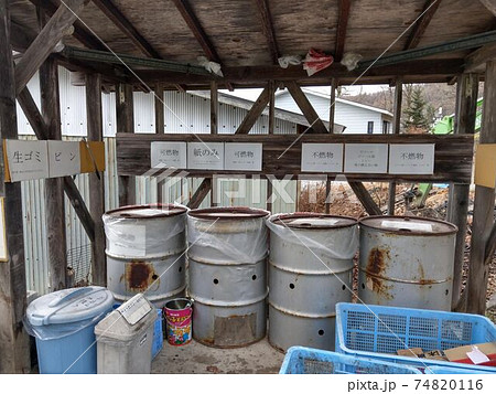 キャンプ場のごみ捨て場 74820116