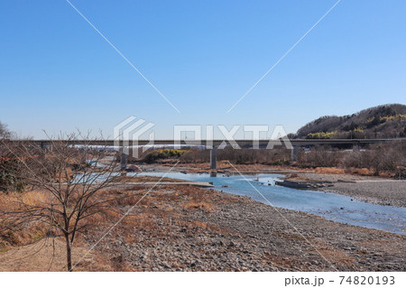 羽村大橋と多摩川（東京都羽村市） 74820193