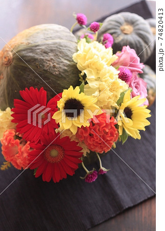 かぼちゃの器にお花をハロウィンアレンジ かぼちゃの器にお花をハロウィンアレンジ 74820413