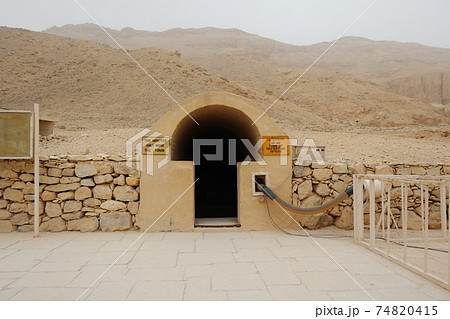エジプトの古代遺跡:王妃の谷(Valley of the Queens in Egypt) 74820415
