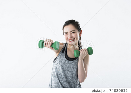 若い女性　スポーツウェア　白バック　カメラ目線　ダンベル　パンチ 74820632