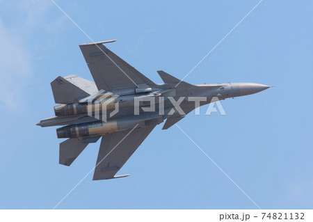 マレーシア空軍スホーイSu-30MKMギアアップ 74821132