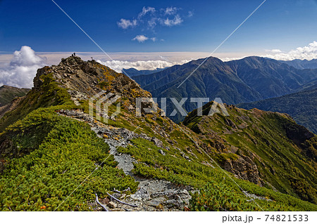 南アルプス・塩見岳西峰から見る東峰と荒川三山 74821533