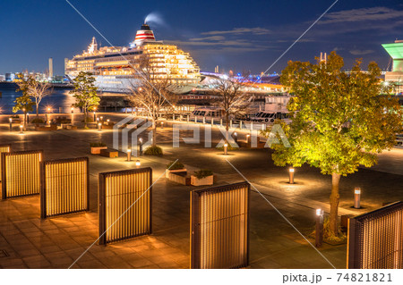 《神奈川県》横浜港町の夜景・象の鼻パークと豪華客船 《神奈川県》横浜港町の夜景・象の鼻パークと豪華客船 74821821