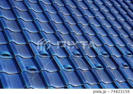 青色の屋根瓦のクローズアップ 74823156
