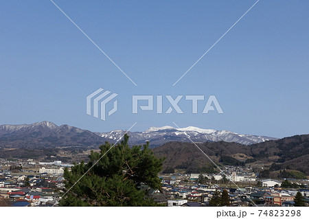 残雪の蔵王連峰と上山市 74823298