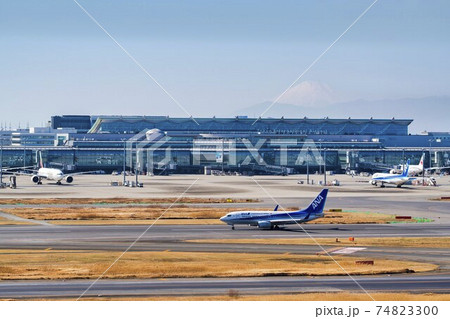空港の風景　離陸中の飛行機と富士山　東京都大田区 74823300