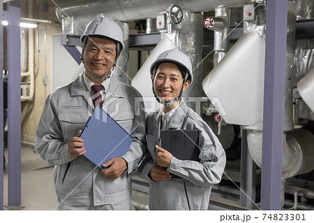 工場施設で働く作業員　教える教育OJT 74823301