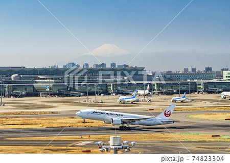 空港の風景 離陸中の飛行機と富士山 東京都大田区 空港の風景 離陸中の飛行機と富士山 東京都大田区 74823304