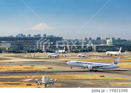 空港の風景 離陸中の飛行機と富士山 東京都大田区 空港の風景 離陸中の飛行機と富士山 東京都大田区 74823306